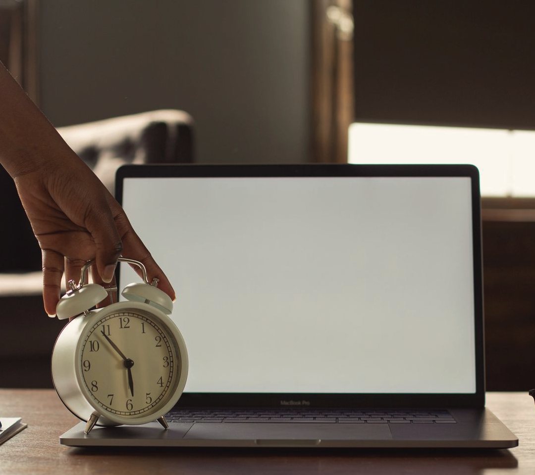 Masada laptop ve alarm saati